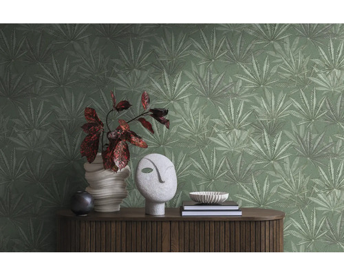 Tapete mit Blattmuster auf einer dekorierten Kommode