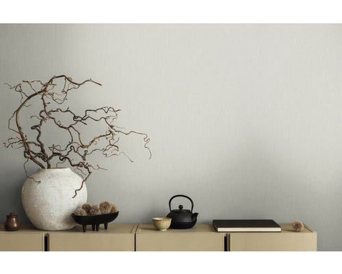 Intérieur décoratif avec vase, branches, bol, théière et livre sur une armoire