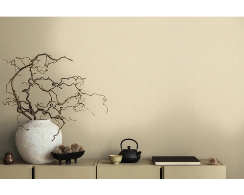 Scène décorative avec des branches dans un vase, une théière et un bol sur une commode