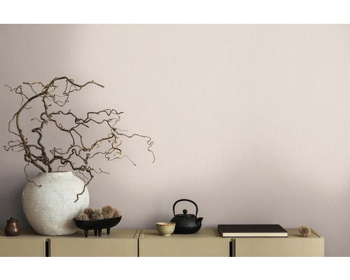 Ambiance d''habitation décorative avec vase, branches, théière et bol sur une armoire