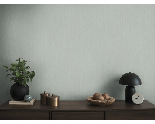 Nature morte décorative sur une commode avec une plante d''intérieur, une lampe et une décoration