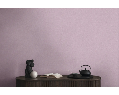 Nahaufnahme einer Kommode mit Dekorationsgegenständen und einer dezenten Wandtapete im Hintergrund. Die Szene wirkt ruhig und einladend.