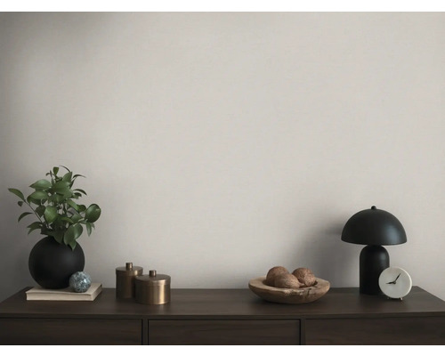 Dekoratives Arrangement mit Tischleuchte, Pflanze und Accessoires auf einem Sideboard