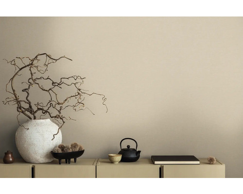 Branches décoratives dans un vase, une théière et un bol sur une armoire