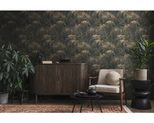 Wohnraum mit botanischer Tapete, Sideboard und Sessel