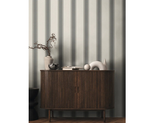 Scène avec papier peint rayé et armoire en bois