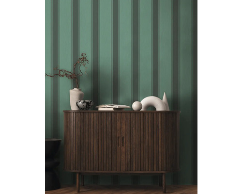Gestreifte Tapete mit Holzkommode im Raum