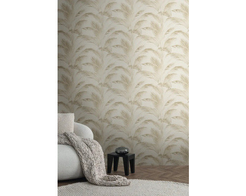 Wohnraum mit Tapete mit Palmenmuster, Sessel, Decke, Teppich und Tisch