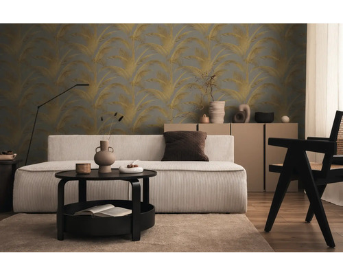 Salon avec canapé, table basse et papier peint à motifs de palmiers