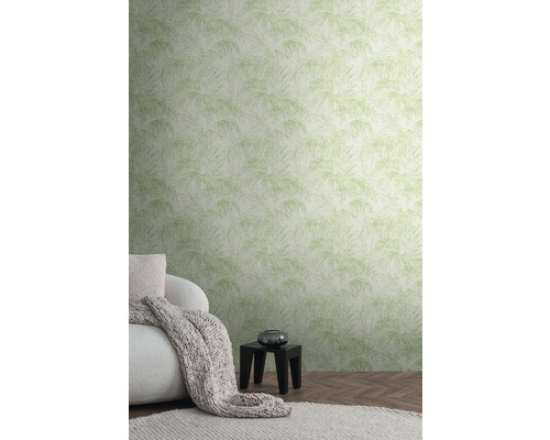 Scène de salon avec papier peint à feuilles de palmier vert