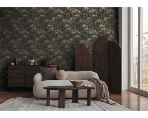 Wohnzimmer mit Couch, Holztisch, Kommode und Tapete mit Pflanzenmuster