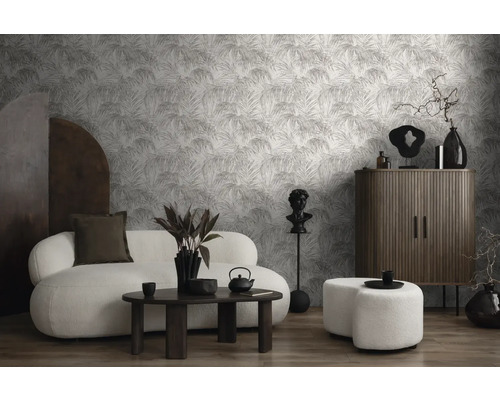 Wohnzimmer mit Sofa, Couchtisch, Schrank und Tapete mit Palmenblattmuster für ein modernes Wohnambiente.