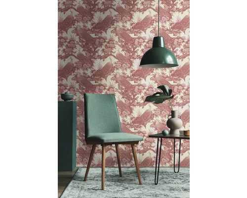 Raum mit Tapete mit Pfauenmuster, Stuhl, Lampe und Beistelltisch