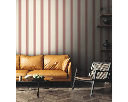 Salon avec papier peint à rayures, canapé et fauteuil