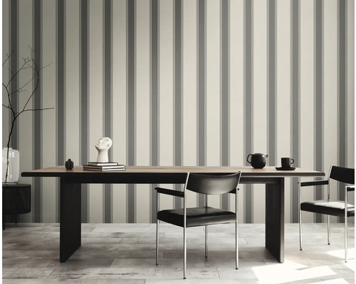 Salon avec papier peint rayé, table à manger et chaises