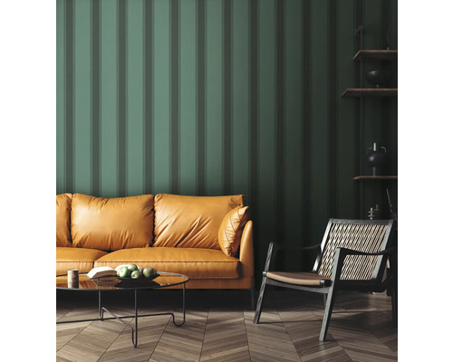 Wohnzimmer mit Sofa, Sessel, Couchtisch und gestreifter Tapete