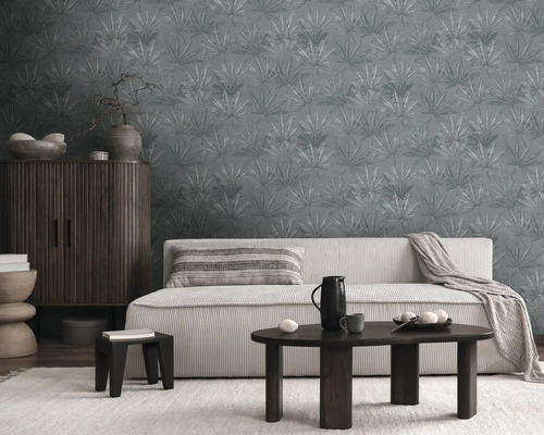 Salon avec canapé, table, armoire et papier peint à motifs.