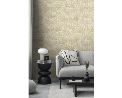 Salon avec canapé gris et papier peint à motifs végétaux