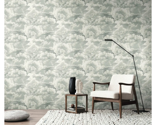 Aménagement intérieur avec papier peint nuages, fauteuil, table d''appoint et lampadaire