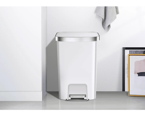 Poubelle à pédale blanche avec couvercle argenté pour la salle de bains