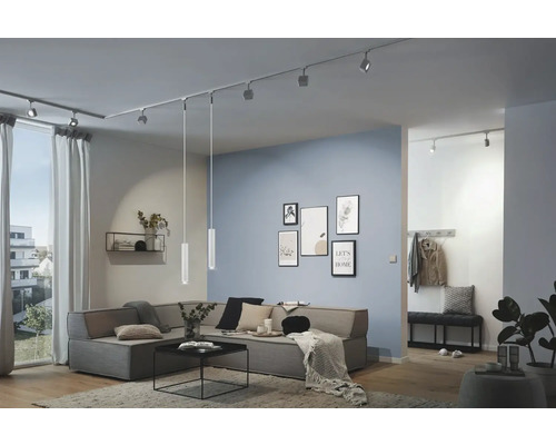 Helles Wohnzimmer mit Ecksofa, Couchtisch und Deckenleuchten auf Schienen