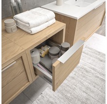 Salle de bains avec meuble sous-lavabo, tiroir ouvert et accessoires de salle de bains