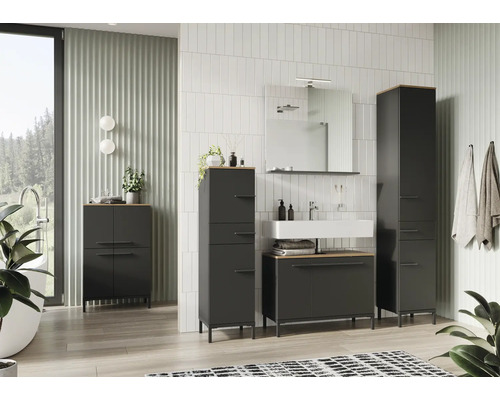 Salle de bains moderne avec lavabo, miroir, armoire de toilette et armoires hautes