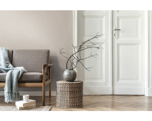 Heller Raum mit Sofa, Dekoration und Holzboden