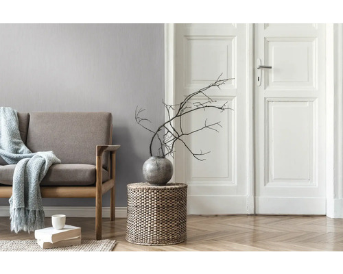 Wohnzimmer Szene mit Sofa, Beistelltisch und Dekoration