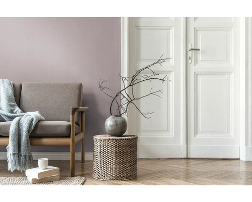 Dekoratives Wohnzimmer mit Sofa, Tisch und Vase mit Ästen