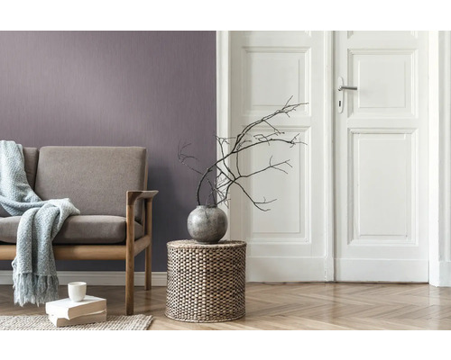 Wohnzimmer mit Sofa, Beistelltisch und Dekoration für ein gemütliches Ambiente.