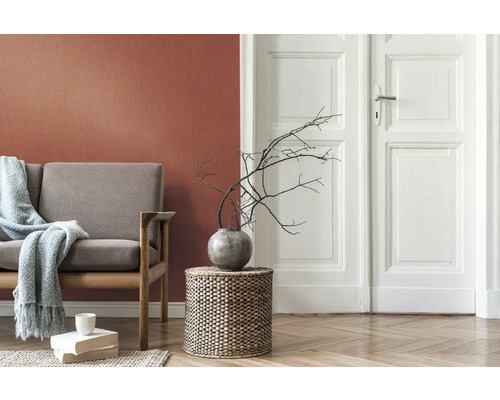 Wohnzimmer mit Sofa, Beistelltisch und Dekoration in einem hellen und gemütlichen Ambiente.