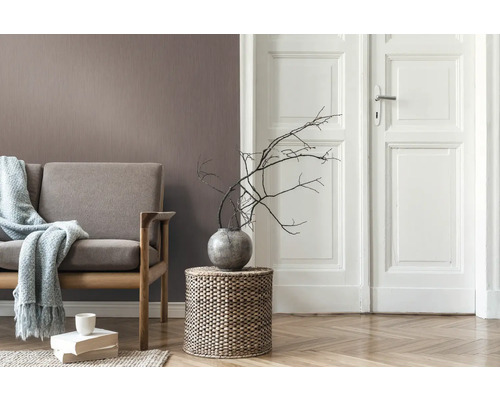 Wohnzimmer mit Sofa, Dekoration und Holzboden