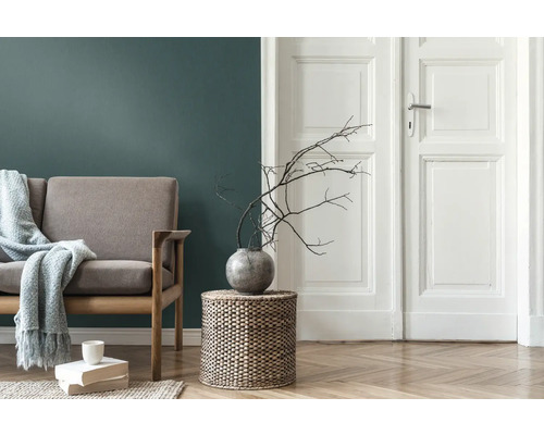 Wohnzimmer-Szene mit Sofa, Beistelltisch, Dekoration und Holztüren