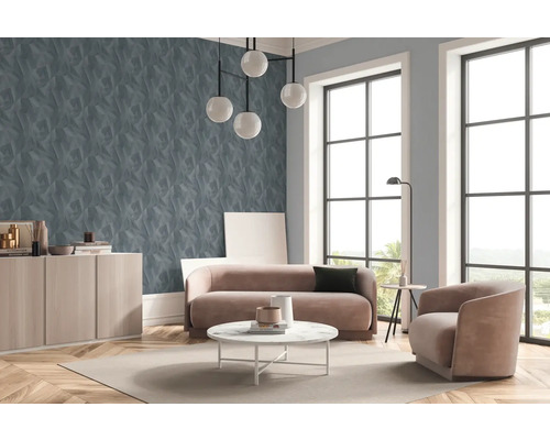 Wohnzimmer mit Sofa, Sessel, Couchtisch, Kommode und Struktur Tapete