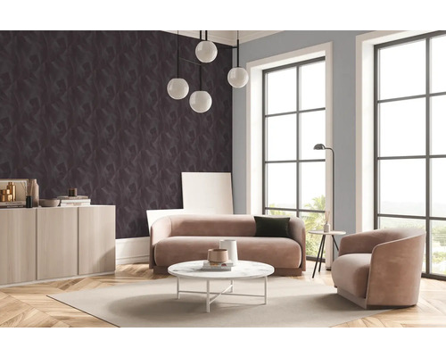 Wohnzimmer mit Sofa, Sessel, Tisch und gemusterter Tapete