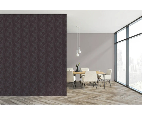 Ein Esszimmer mit einer Wandtapete mit Muster und einem Esstisch mit Stühlen