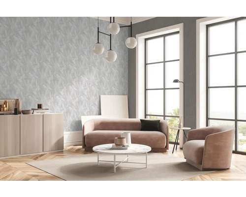 Salon moderne avec papier peint géométrique, canapé et fauteuils