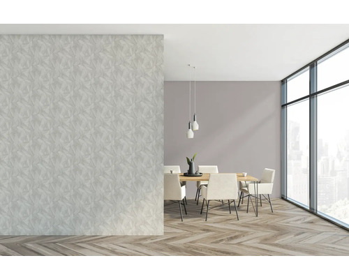 Esszimmer mit Esstisch, Stühlen, Pendelleuchten, großem Fenster und gemusterter Tapete