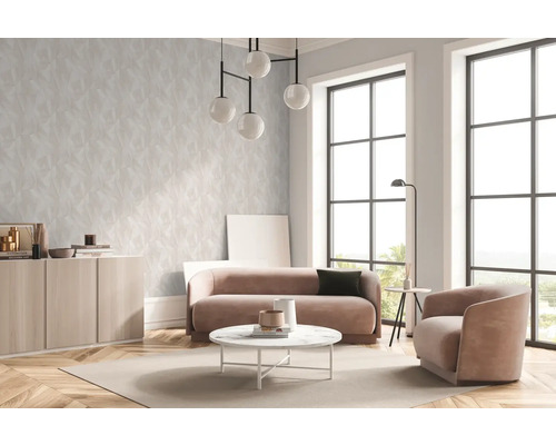 Helles Wohnzimmer mit gemusterter Tapete, Sofa, Sessel und großem Fenster