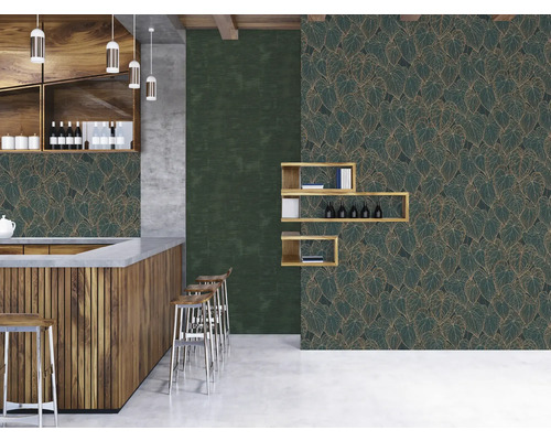 Intérieur avec bar, étagères en bois et papier peint vert à motif de feuilles