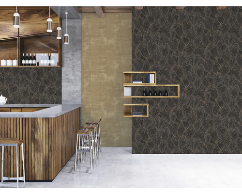 Intérieur avec bar, armoires en bois, tabourets de bar et papier peint à motif de feuilles