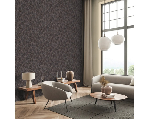 Wohnzimmer mit gemusterter Tapete, Sofa, Sessel, Tisch und großem Fenster