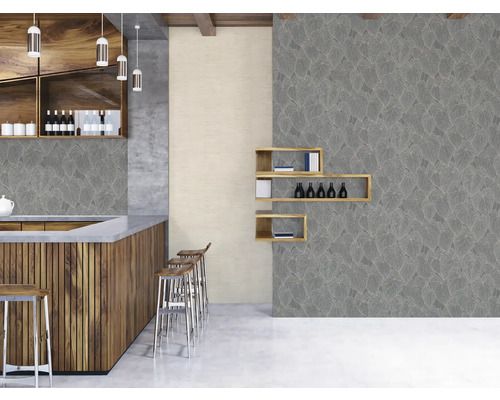 Intérieur avec bar, étagères en bois et mur avec motif de feuilles