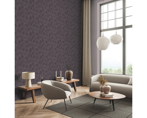 Wohnzimmer mit gemusterter Tapete, Sofa, Sessel und Holztisch