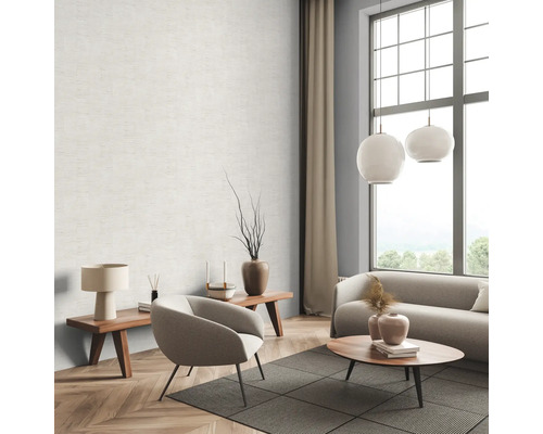 Wohnzimmer mit Sofa, Sessel, Tisch, Lampe und Korktapete