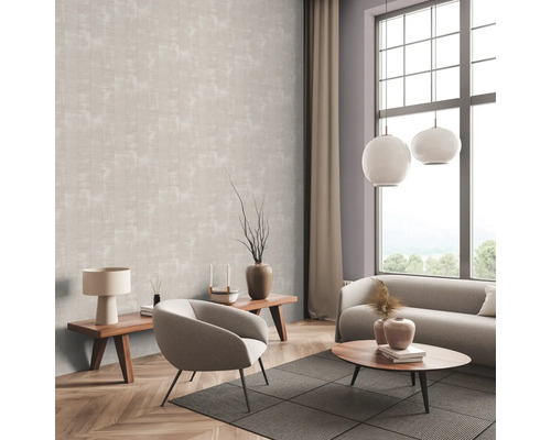 Wohnzimmer mit gemusterter Tapete, Sofa, Sessel und Holztischen.