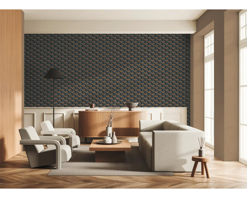 Wohnzimmer mit Sofa, Sesseln, Kommode und geometrischer Tapete