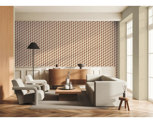 Wohnzimmer mit gemusterter Tapete, Sofa und Sesseln.