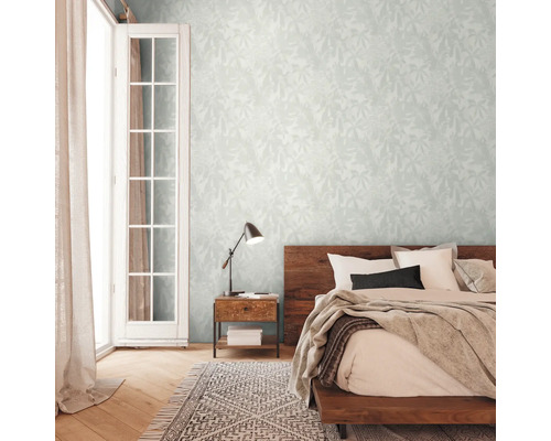 Chambre à coucher avec papier peint à motifs floraux, lit, table de chevet, lampe et tapis